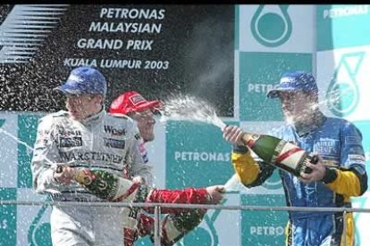 Más champan sobre los aficionados para celebrar la victoria.