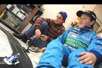 Fernando Alonso visitó en las pasadas Navidades a un niño leonés enfermo de leucemia a quien le regaló el mono de competición que luce en la foto.