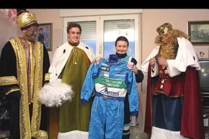 La sorpresa de Jonathan García fue mayúscula cuando comprobó que uno de los reyes magos que se presentó en su casa era su ídolo, Fernando Alonso.
