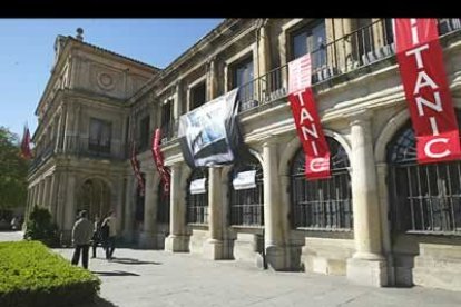 El viejo consistorio de la plaza de San Marcelo acoge hasta el mes de junio la más completa exposición sobre el barco más famoso del mundo, el 