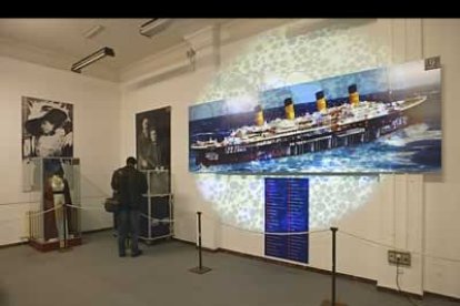 La exposición recoge fotografías, infografías, mapas y documentos de la época.