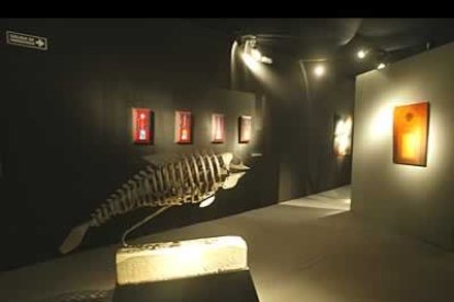 En primer plano, una escultura del artista leonés Juan Carlos Uriarte.
