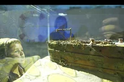 Por supuesto, el barco pidió socorro, pero el telegrafista del barco más próximo ya estaba dormido.