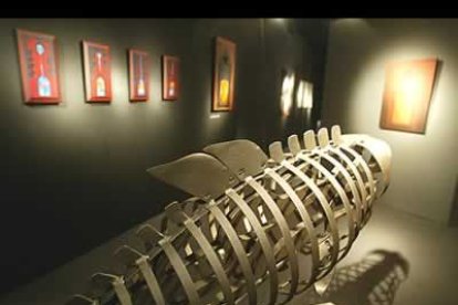 También el pueblo leonés ha tenido sensibilidad hacia ese mar que se atisba desde la cima de sus montañas: la exposición de arte aneja así lo confirma.