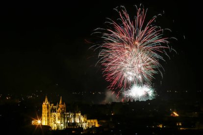 Fuegos artificiales en la noche de San Juan. CAMPILLO