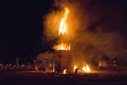La hoguera de este año homenajea a los dos atronautas leoneses. FERNANDO OTERO