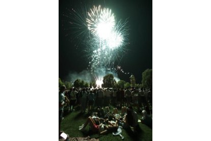 Fuegos artificiales en la noche de San Juan. RAMIRO