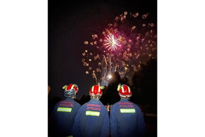 Los Bomberos de León tampoco se perdieron los fuegos artificiales. TWIITER DE LOS BOMBEROS DE LEÓN