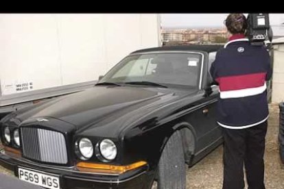 Imagen de uno de los Rolls Royce intervenidos. En la operación se registraron 251 fincas inmobiliarias.