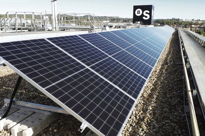 Placas solares en una de las instalaciones de la entidad. SABADELL HERRERO