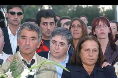 La familia del fallecido, muy afectada, presidió la ceremonia.