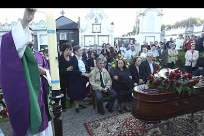 Más de dos mil personas asistieron al entierro de Manuel Ríos en el cementerio parroquial de Montouto, Abegondo.