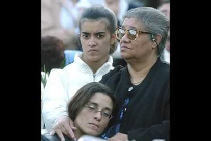 La novia de Manuel, uno de los principales testigos de la agresión, asistió al entierro muy conmocionada.