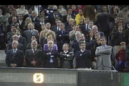 Las muestras del dolor tras la muerte del seguidor y las manifestaciones de repulsa se han sucedido por todos los campos de fútbol del país.