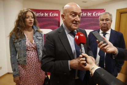 Carnero atiende a los medios tras su ponencia. RAMIRO