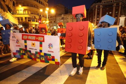 Anejas puso a los Lego a desfilar. RAMIRO
