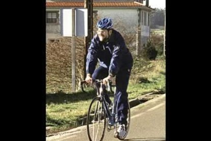 Desde su juventud tuvo como afición el ciclismo. El candidato del PP es un gran entendido en varios deportes y tiene como ídolos a Indurain y a Pelé.