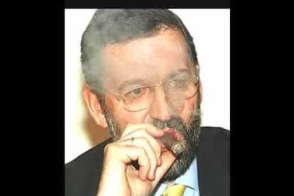 Su afición a fumar puros traspasa cualquier límite. Puede llegar a fumar hasta diez habanos, afición que le aconsejó dejar Manuel Fraga en un acto público al mismo tiempo que le regalaba una caja.