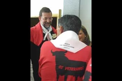 De la misma forma, siempre que puede, participa de los festejos o actividades de su ciudad natal.
