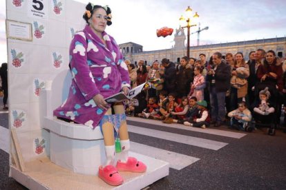 Hubo quien tiró del ingenio para diseñar disfraces a medio camino entre la artesanía y la celebración carnavalesca que precede al tiempo de Cuaresma. RAMIRO