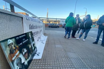 Familiares y amigos de las víctimas del accidente a las puertas de los juzgados de León. RAMIRO