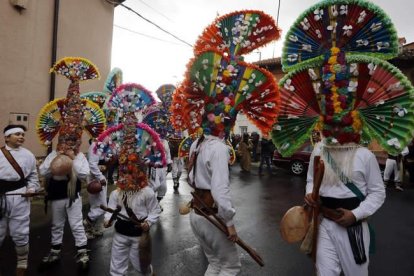 Los personajes desplegaron todo su colorido por las calles de Llamas ante la atónita mirada del público.