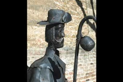 Escultura en bronce situada a las puertas del albergue facundino.