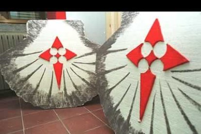 Dos vieiras gigantes, con la cruz del peregrino tallada, en uno de los albergues de la ciudad bañezana.