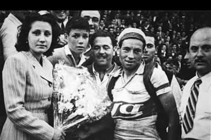 El segundo corredor en adjudicarse la Vuelta fue el gallego Delio Rodríguez, que destacó por sus cualidades como sprinter.