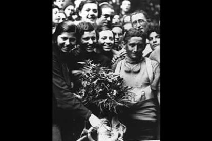 A pesar de que corrió en la década de los cuarenta, aún figura en la historia de la Vuelta como el máximo vencedor de etapas con un total de 39. Tras él, se sitúa Jalabert  y Van Looy con un total de 18