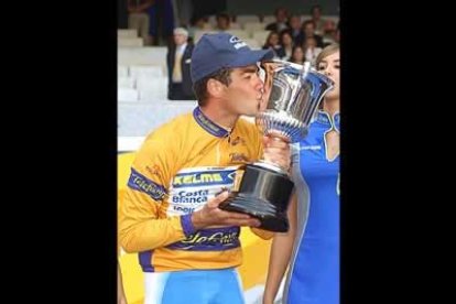 Aitor González es el vigente campeón español de La Vuelta. Alcanzó el liderato en la última y emocionante etapa en la que superó contra el crono a Roberto Heras y entró como campeón en el Bernabéu.