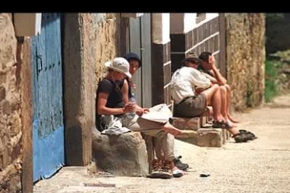 Un grupo de peregrinos descansa y disfruta de las primeras horas de sol antes de retomar su viaje a Galicia.