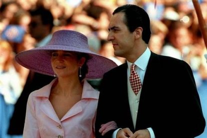 Los duques de Lugo llevaban dos años casados cuando se celebró el segundo enlace real en España. La Infanta Cristina y Jaime de Marichalar se casaron el 4 de octubre de 1997. En la imagen, Elena y Jaime aquel día, en Barcelona.