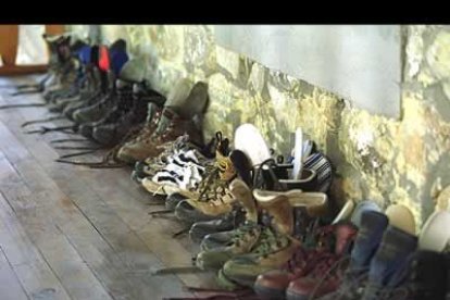 El calzado de los peregrinos se ventila a las puertas del albergue.