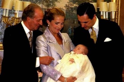 Los duques de Lugo tuvieron su primer hijo, Felipe Juan Froilán de Todos los Santos, el 17 de junio de 1998. En la imagen, don Juan Carlos, junto a Elena y Jaime, observa a su primer nieto en la presentación del niño ante la prensa antes de oficiarse la ceremonia del bautizo.