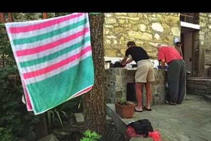 Peregrinos lavando la ropa en uno de los recesos del camino.