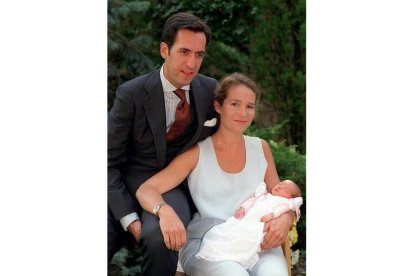 La segunda hija de los Duques de Lugo, Victoria Federica, llegó al mundo dos años después que su hermano, el 9 de junio del 2000. En la imagen, los duques de Lugo posan por primera vez junto a su hija en el jardín de la habitación de la clínica Ruber donde nació.