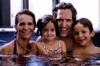 Los duques de Lugo felicitaron la Navidad en 2005 con una original fotografía, en la que los cuatro miembros aparecían en el interior de una piscina.