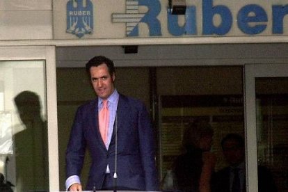 El matrimonio de la Infanta Elena ha atravesado momentos muy complicados a lo largo de sus doce años de duración. La isquemia cerebral que sufrió el duque de Lugo en diciembre de 2001 marcó el primer momento de crisis en la historia de la pareja.
