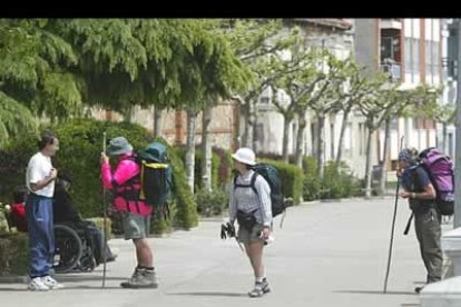 Los vecinos ayudan a los peregrinos con todas las indicaciones que precisen.
