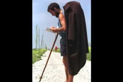 Un peregrino italiano, de nombre Denis, consulta el mapa en su regreso a Roma, después de llegar a Santiago de Compostela.
