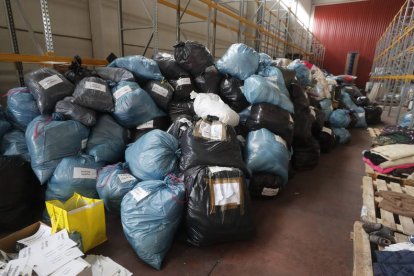 Bolsas de ropa de invierno clasificada por edades.