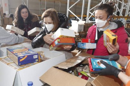 Reparto de juguetes y material escolar.