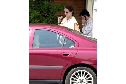 El aborto que la infanta Elena sufrió en su tercer mes de embarazo (en junio del 2003) fue otro de los acontecimientos que marcó la historia de la pareja y que provocó nuevas especulaciones sobre un posible distanciamento. En la imagen, la hija mayor de los Reyes abandona sola el hospital.