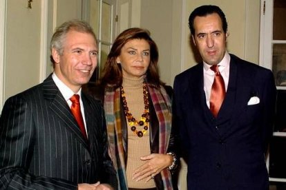 Durante los años siguientes ambos aparecieron solos en público en muchas ocasiones. El esposo de la Infanta estuvo presente en distintos eventos sociales, principalmente fuera de España, en su calidad de experto en moda, ya que es consejero de Loewe, además de la empresa Cementos Portland y presidente de la Fundación Winterthur.