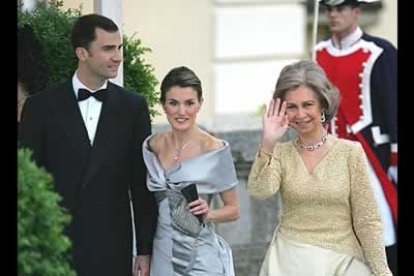 La futura princesa de Asturias lucía un espectacular vestido de Lorenzo Caprile. Llevaba el pelo recogido, completaba su traje de gala con un aderezo montado en platino de zafiros, perlas y brillantes.