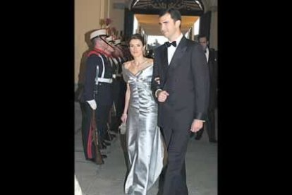 El aderezo perteneció a doña María de las Mercedes, y con el que los soberanos le obsequiaron el día de su compromiso con el heredero de la Corona. Los zapatos eran un diseño exclusivo de Pura López.
