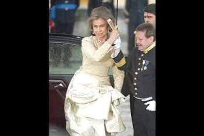 La reina Sofía eligió un sobrio vestido de color beige y oro elaborado por el célebre diseñador español Manuel Pertegaz.