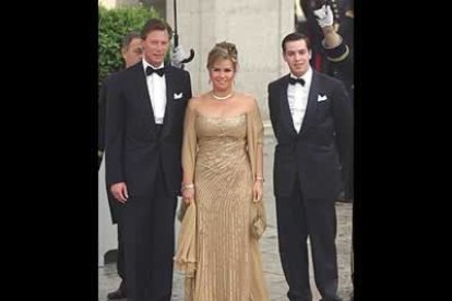 Los Grandes Duques de Luxemburgo, acompañados de su hijo Guillermo.