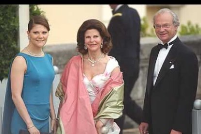Los reyes de Suecia, Sylvia y Carlos Gustavo, acompañados de su hija Victoria.